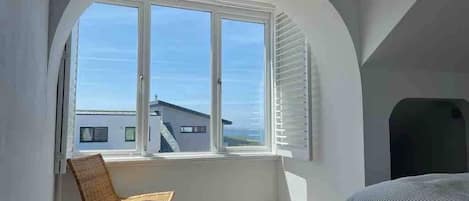 5 bedrooms, iron/ironing board, WiFi, bed sheets