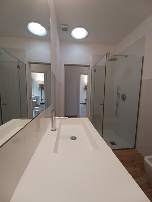 Douche, sèche-cheveux, serviettes fournies