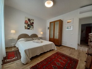 2 slaapkamers, een strijkplank/strijkijzer, internet, beddengoed