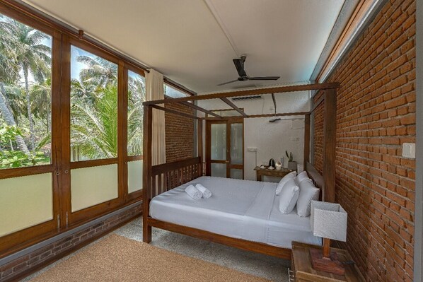 Desk, laptop workspace, iron/ironing board, free WiFi