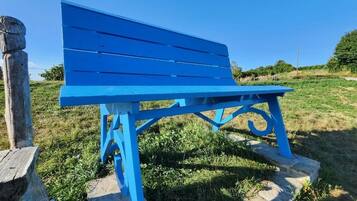 Een blauwe bank in een gazon.