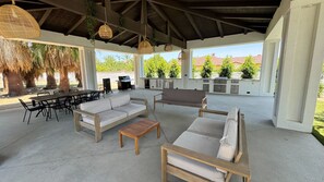 Outdoor dining - Cache Estate Tennis Court Pickleball (Indio)