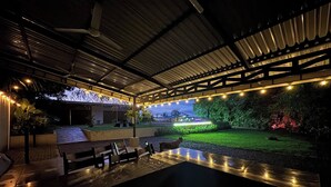 Una piscina al aire libre
