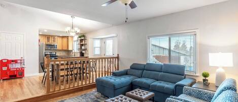 スマートテレビ、テーブルサッカー台、書庫