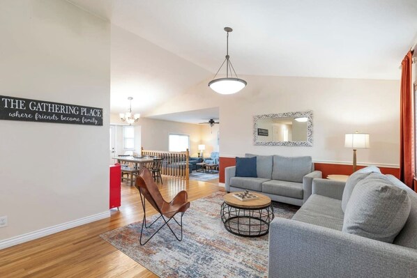 TV connectée, baby-foot, livres