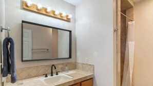 ヘアドライヤー、石鹸、シャンプー、トイレットペーパー