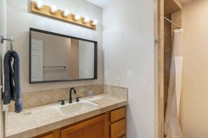 Dusj, hårføner og håndklær