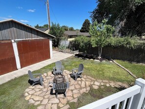 Backyard fire pit with Adirondack chairs and a big lawn - Friends & Family Retreat|Epic Game Room|Pets too (Orem)