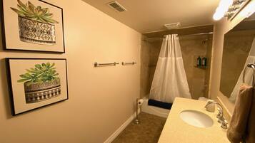 Een haardroger, handdoeken