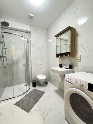 Douche, sèche-cheveux, serviettes fournies, savon