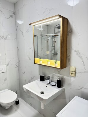 Dusche, Haartrockner, Handtücher, Seife