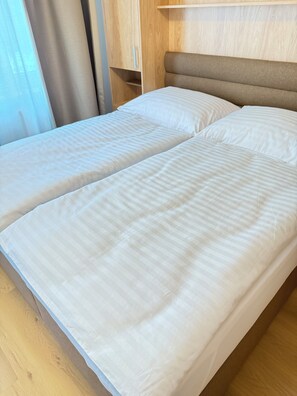 1 chambre, fer et planche à repasser, accès Internet, draps fournis