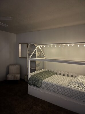 2 bedrooms, iron/ironing board, travel cot, free WiFi