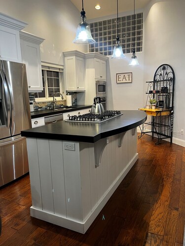 Gather & Stay: Perfect for Friends and Family