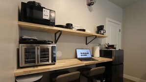 Kaffetrakter/tekoker, kjøleskap, mikrobølgeovn og kokeplater