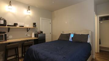 Een strijkplank/strijkijzer, gratis wifi, beddengoed