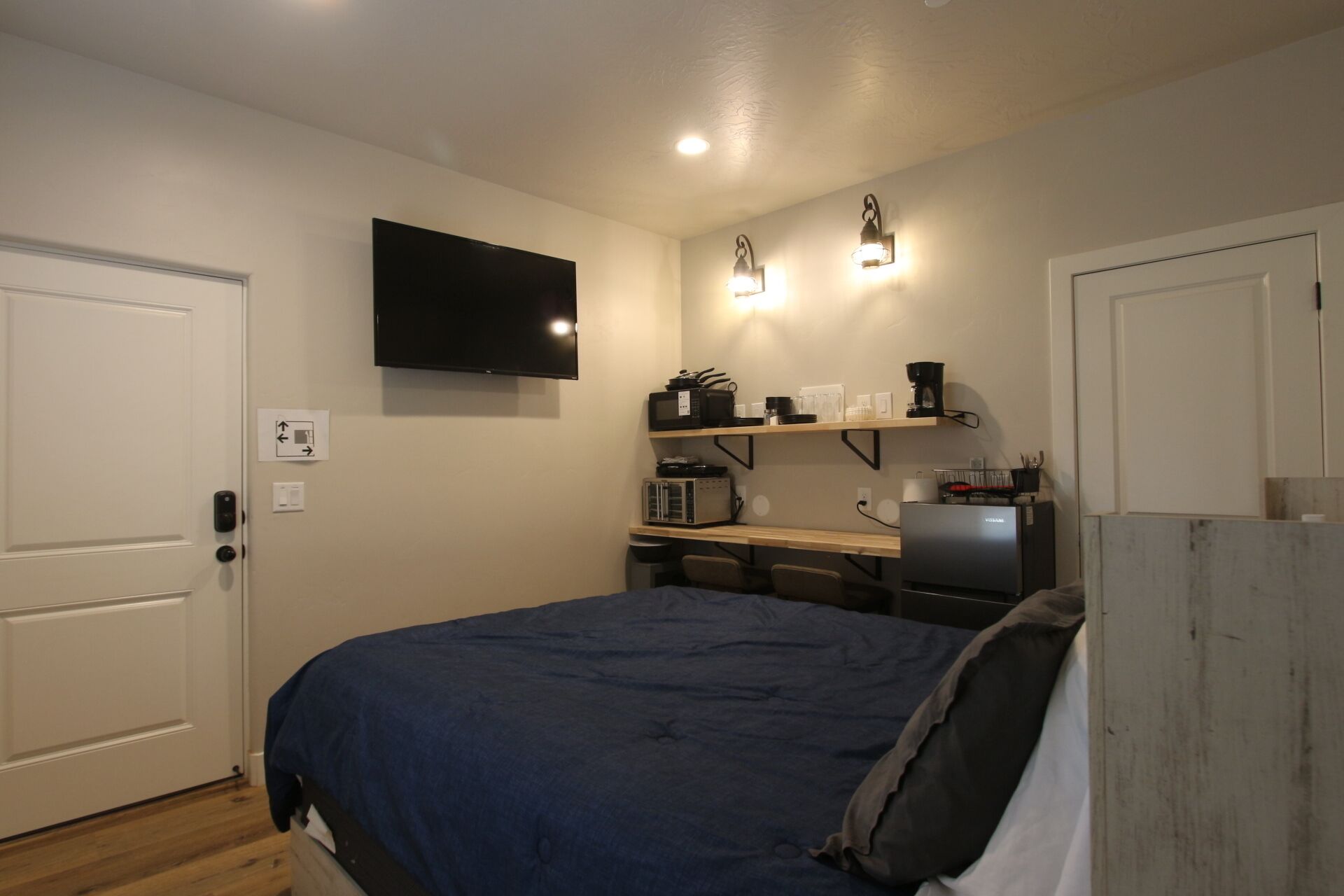 アイロン / アイロン台、WiFi (無料)、ベッドシーツ