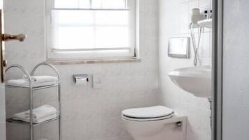 Habitación doble | Baño | Regadera, secadora de cabello, toallas, jabón
