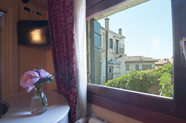 Chambre Standard double ou avec lits jumeaux, vue sur la ville | Accès au Wi-Fi (inclus)