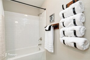 Haartrockner, Handtücher, Seife, Shampoo
