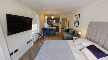 Tabla de planchar con plancha, wifi gratis y ropa de cama