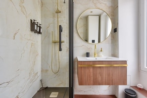 Toallas, jabón, papel de baño 