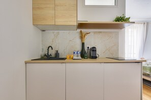 Réfrigérateur, four à micro-ondes, surface de cuisson, cafetière-théière