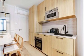 Een koelkast, een microgolfoven, een oven, een kookplaat