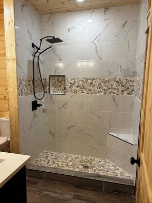 Haartrockner, HandtĂŒcher, Seife, Toilettenpapier