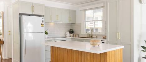 Frigorífico, microondas, horno y placa de cocina