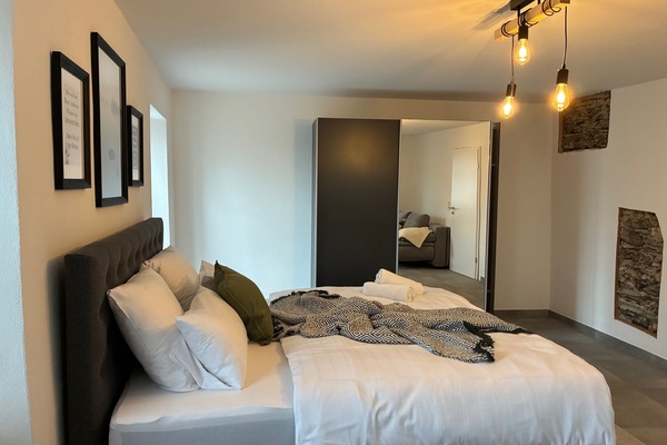 EG Apartment 70 qm² mit King-Size Boxspringbett und großem Kleiderschrank