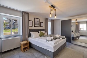 1 bedroom, iron/ironing board, travel cot, free WiFi - Moselquartier "Reben Apartment" up to 4 persons `modern kitchen` box spring bed (Piesport)