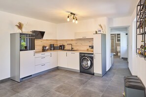 Fridge, oven, stovetop, dishwasher - Moselquartier "Reben Apartment" up to 4 persons `modern kitchen` box spring bed (Piesport)