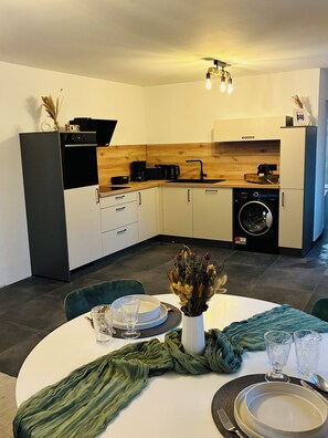 Fridge, oven, stovetop, dishwasher