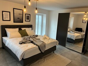 1 slaapkamer, een strijkplank/strijkijzer, reisbedje, gratis wifi