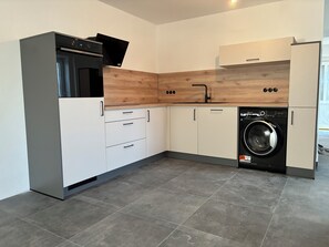 Een koelkast, een oven, een kookplaat, een vaatwasser