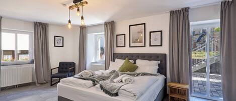 1 habitación, tabla de planchar con plancha y cuna de viaje