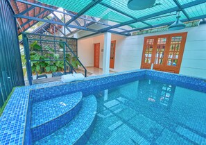 สระว่ายน้ำ