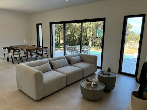 Private, fenced Provencal villa with private pool!