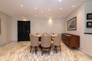 Apartment, Balcony, Golf View | In-room dining