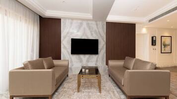 Apartment, Balcony, Golf View | Living area