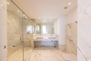 Apartment, Balkon, Blick auf den Golfplatz | Badezimmer
