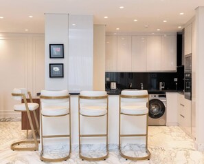 Apartment, Balcony, Golf View | In-room dining