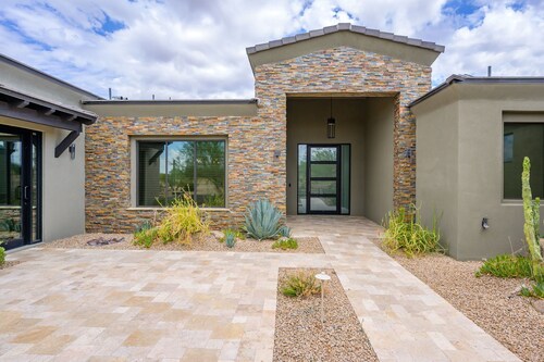 Luxury in North Scottsdale sleeps 10