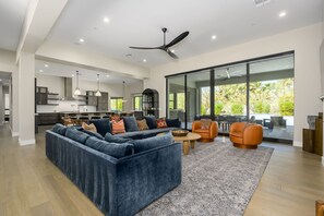 Smart-TV, peis og bordtennis