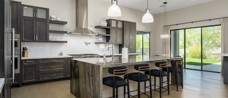 ثلاجة، ميكروويف، فرن، موقد طهي مسطح