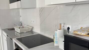 Micro-ondes, four, plaque de cuisson