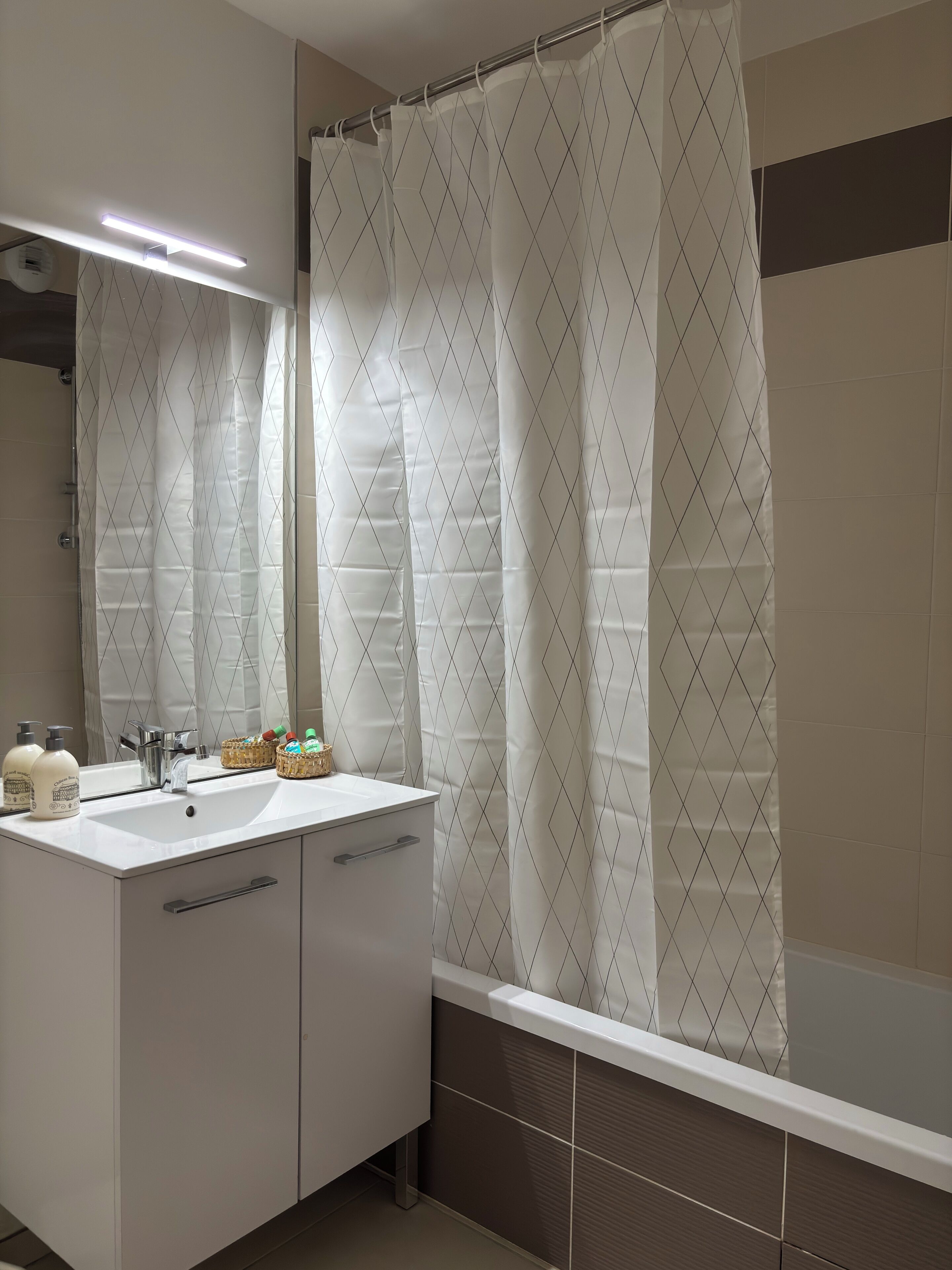 Sèche-cheveux, serviettes fournies, savon, papier toilette