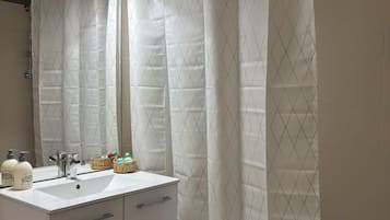 SĂšche-cheveux, serviettes fournies, savon, papier toilette