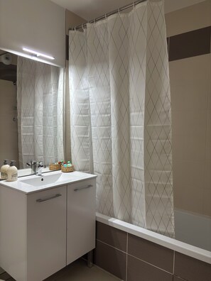 Sèche-cheveux, serviettes fournies, savon, papier toilette